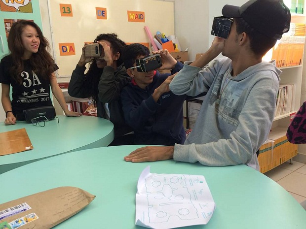 Todo processo, desde a construção até a experiência da realidade virtual, foi realizado de maneira compartilhada entre os estudantes. Foto: Washington Eloi Francisco 